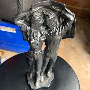 Avery Creations 10" Lovers Kissing Sculpture